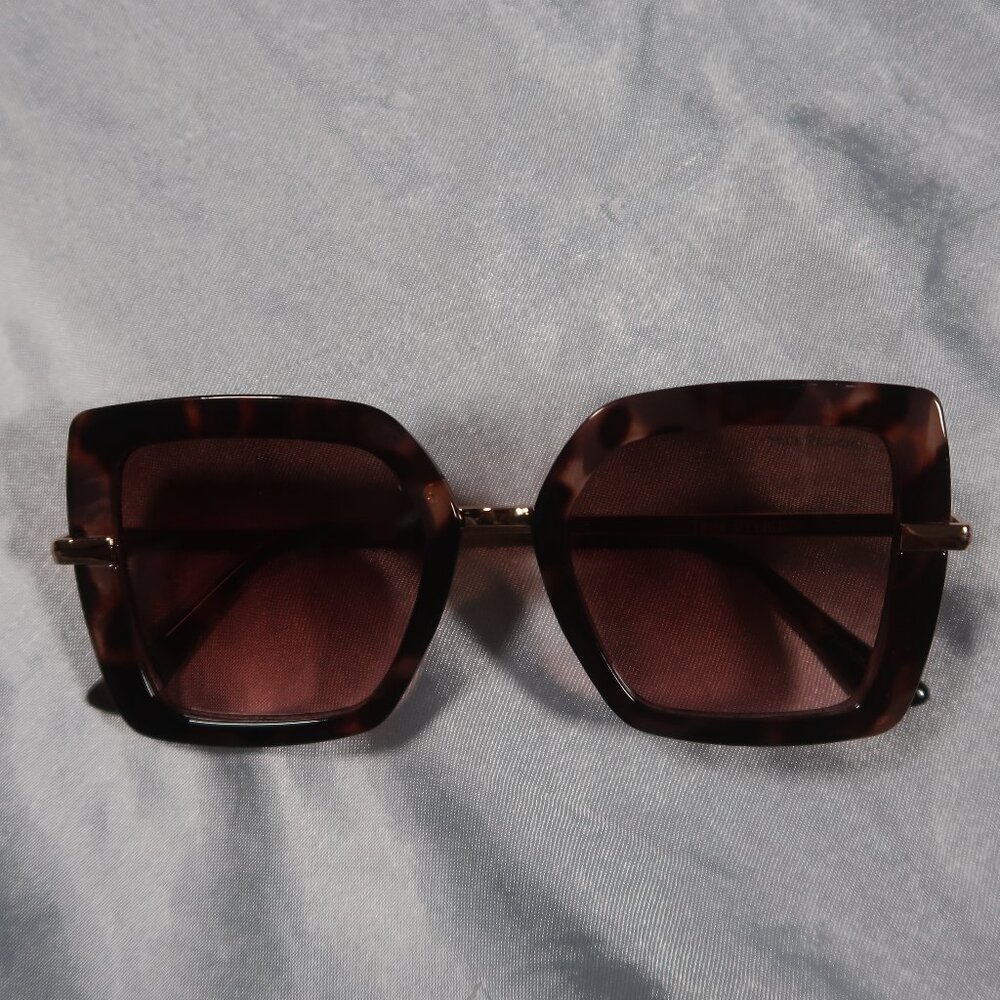 True Religion Sunglasses Women's Oversized Square Tortoise Shell Gold Trim Cat 2